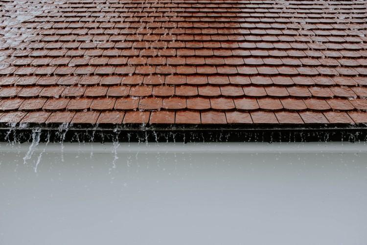 Dlaczego warto wybrać płaskie dachówki ceramiczne?