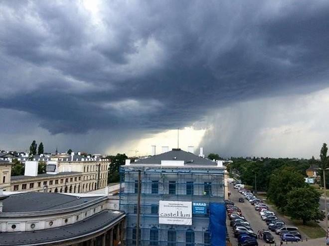 Burze z ulewami i gradem przejdą nad Wrocławiem. Jest ostrzeżenie meteo [7.06.2022]