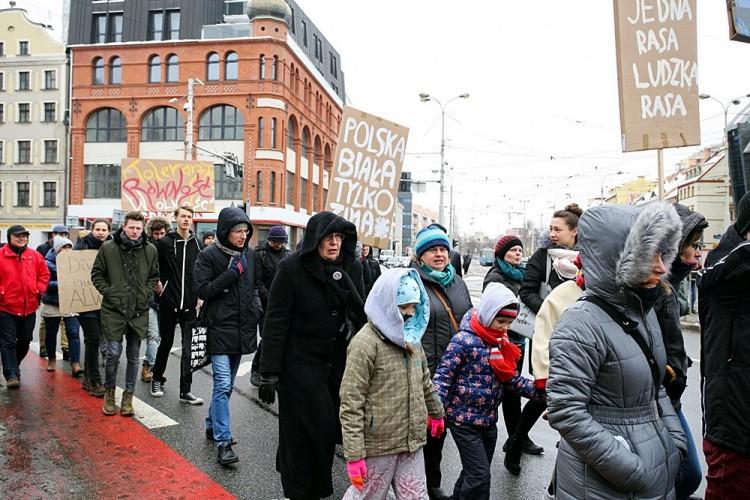Przez Wrocław przeszła manifestacja antyrasistów. „Polska biała tylko zimą” [ZDJĘCIA]