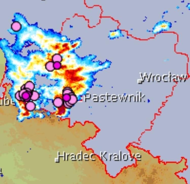 Mroczne chmury na Dolnym Śląsku. Przechodzi burza [ZDJĘCIA]