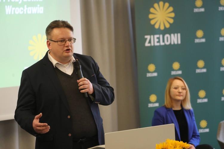 Jest pierwszy oficjalny kandydat na prezydenta Wrocławia. Dotychczas działa w radzie osiedla
