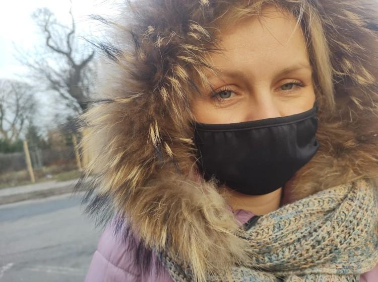 Obcy mężczyzna opluł i zwyzywał kobietę w autobusie. Nikt nie zareagował