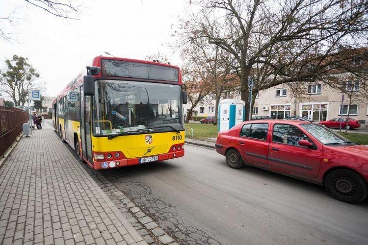 Bezmyślny kierowca zablokował ruch autobusów na Blacharskiej