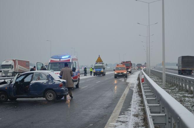 Poważny wypadek na drodze S8. Jedna z poszkodowanych osób jest w ciężkim stanie, zabrał ją śmigłowiec