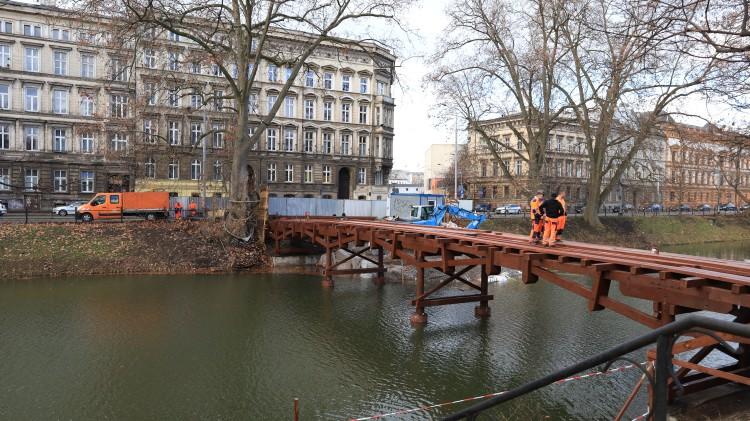 Wrocław: Nowa kładka już stoi nad fosą