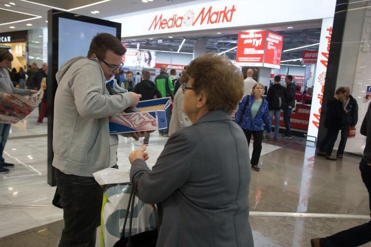 Pierwsi klienci we Wroclavii. Czekali na otwarcie drzwi nowej galerii [ZDJĘCIA]