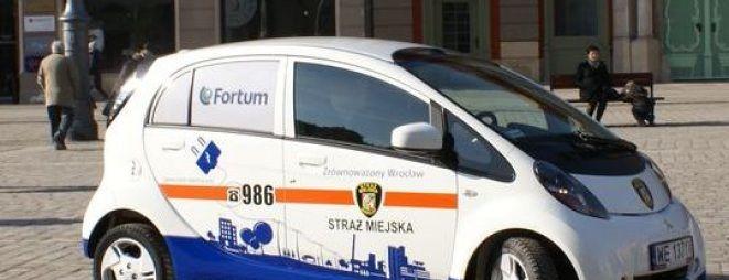 Biegał na golasa po ulicy i skakał po zaparkowanych autach