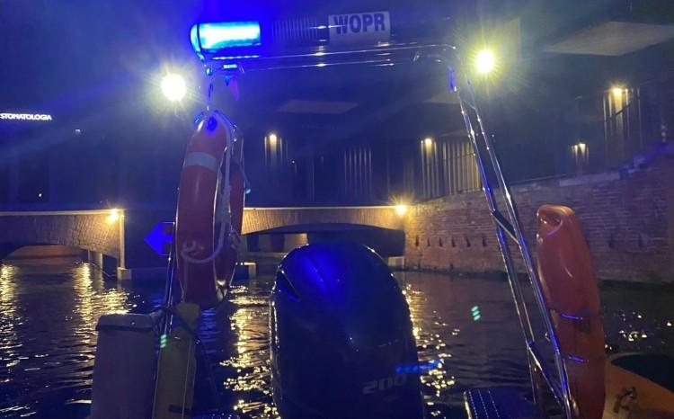 Wrocław: Krok od tragedii. Tonącego w Odrze człowieka uratowali przechodnie