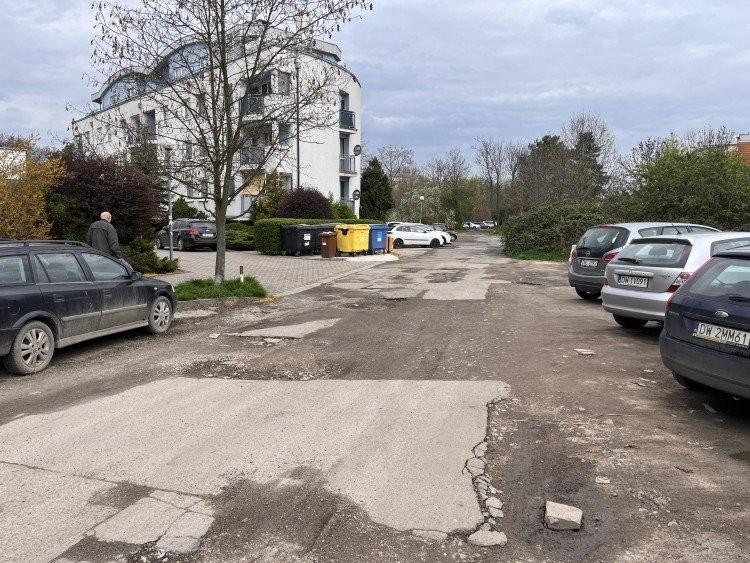 Wrocław: Duże osiedle poczeka na kanalizację jeszcze kilka lat. Miasto nie ma pieniędzy