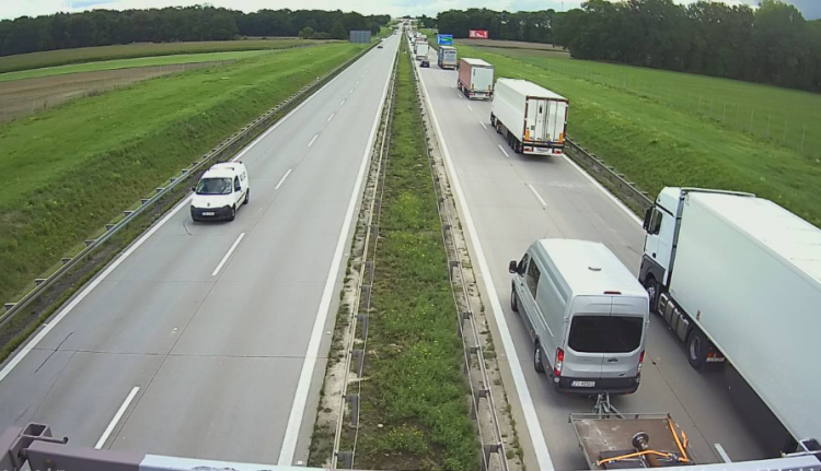 Utrudnienia na autostradzie A4 po wypadku ciężarówek