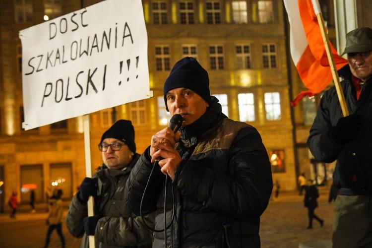 Słaba frekwencja na pikiecie przeciwko zniesławianiu Polski [ZDJĘCIA]