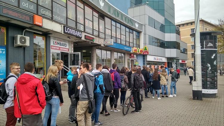 Tłumy na placu Legionów. Studenci „szturmują” biuro UrbanCard [ZDJĘCIA]