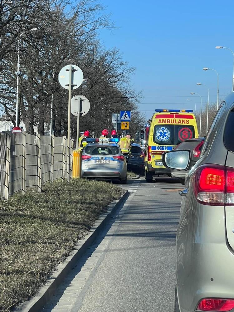 Wrocław: zderzenie dwóch aut na al. Brücknera. Uwaga na duże korki!