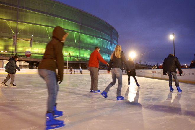 Z poślizgiem otwarto lodowisko przy Stadionie Wrocław