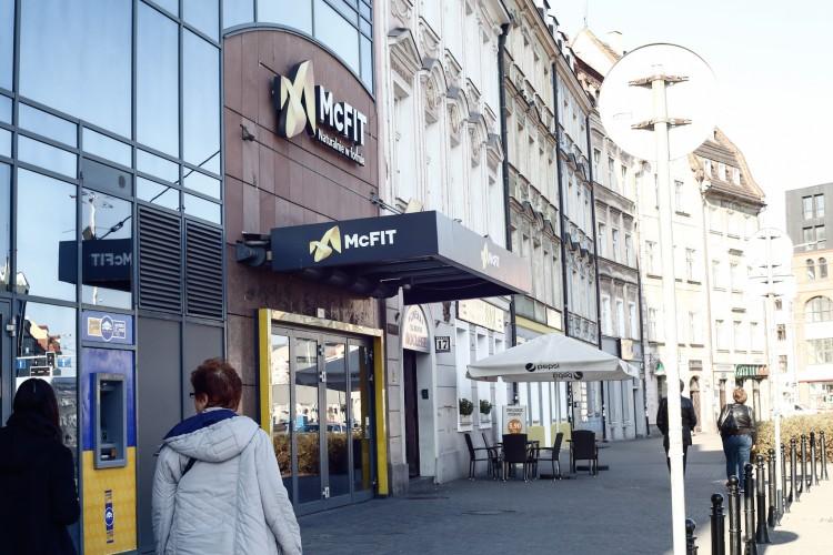 Awantura i bójka we wrocławskiej siłowni. Ofiara to czarnoskóry Angolczyk