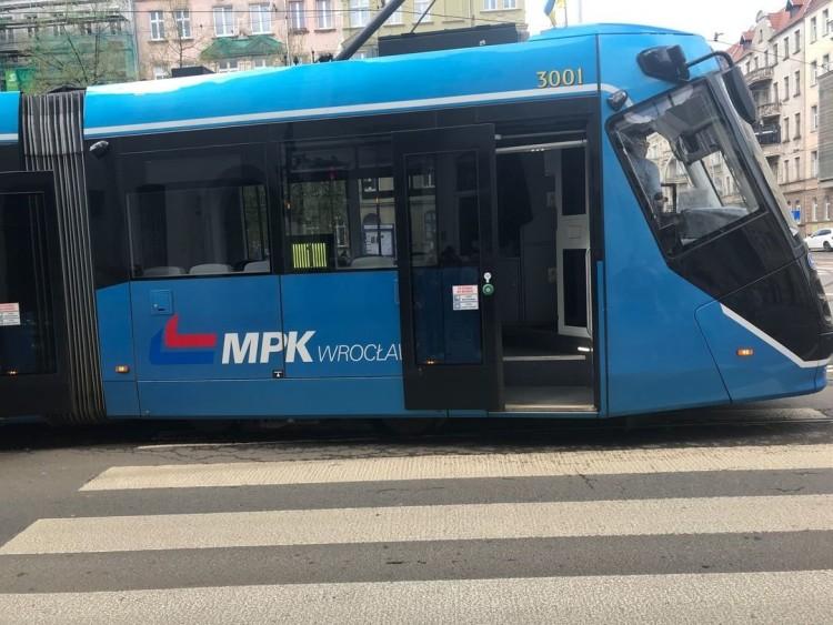 Wrocław: autobusy za tramwaj i objazdy po wykolejeniu tramwaju