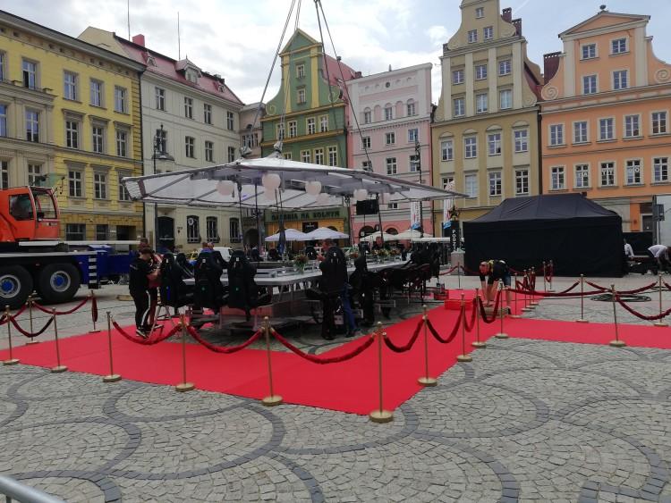 Podniebna restauracja zawisła nad Wrocławiem [ZDJĘCIA]