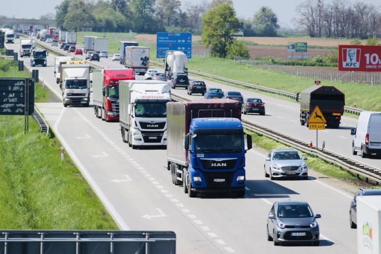 Sobotnie utrudnienia na A4. Najpierw auto uderzyło w bariery, a potem kolizja