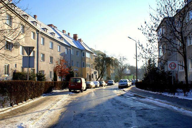 W całym mieście kierowcy zdejmą nogę z gazu. Trwa budowa progów zwalniających na 16 ulicach