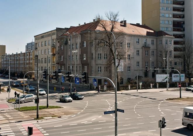W przedwojennej kamienicy vis-a-vis Sky Tower powstają biura