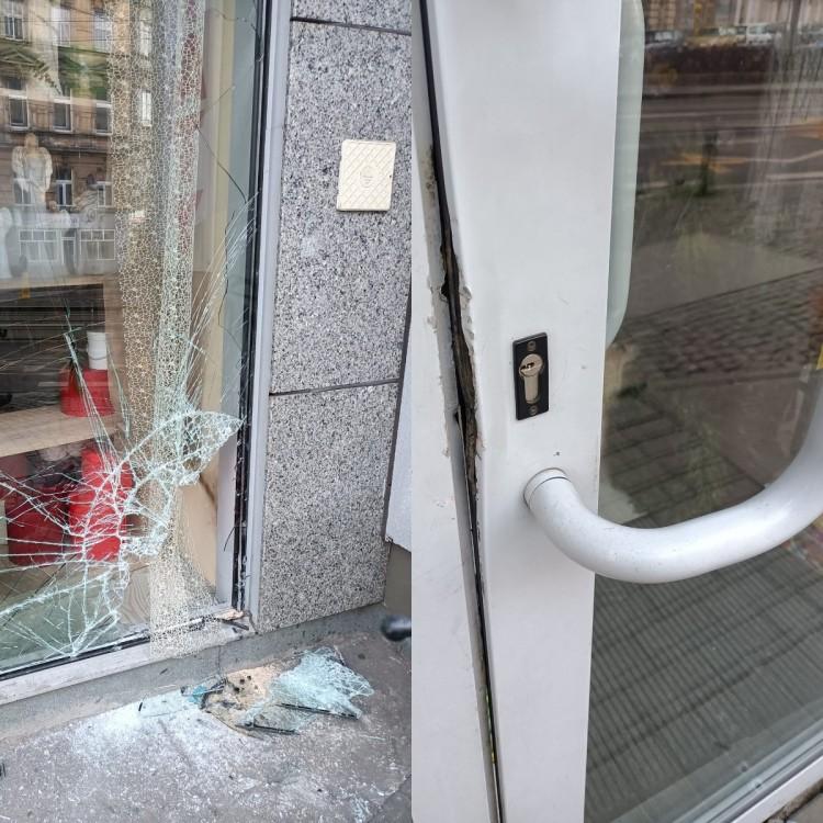 Wrocław: Włamanie do kwiaciarni, wybili szybę i ukradli kasetkę