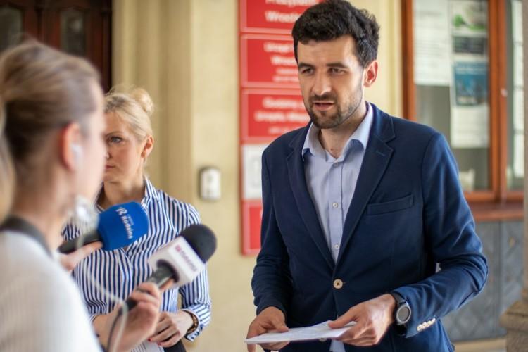 Opozycja domaga się wyjaśnień od prezydenta. „Sprawy przepychane po cichu, pod osłoną pandemii”