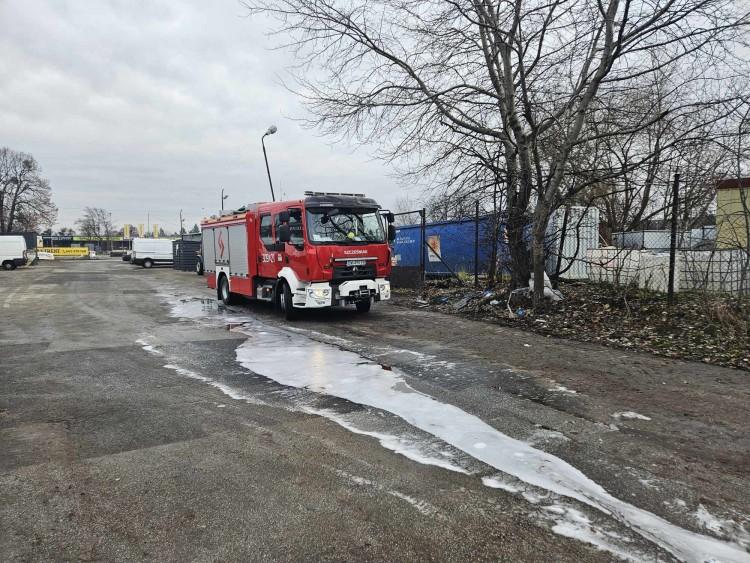 Wrocław: Duży pożar hali na Karmelkowej. Strażacy walczą z nim od 2 w nocy