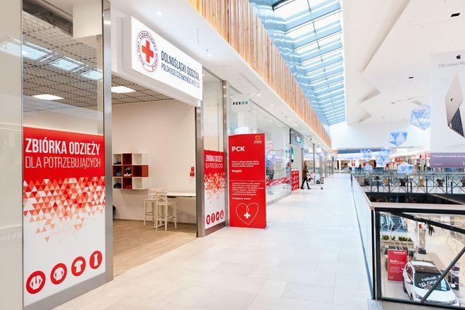 Empty shop dla wrocławian. Ludzie przynieśli tu już 2 tony odzieży [ZDJĘCIA]