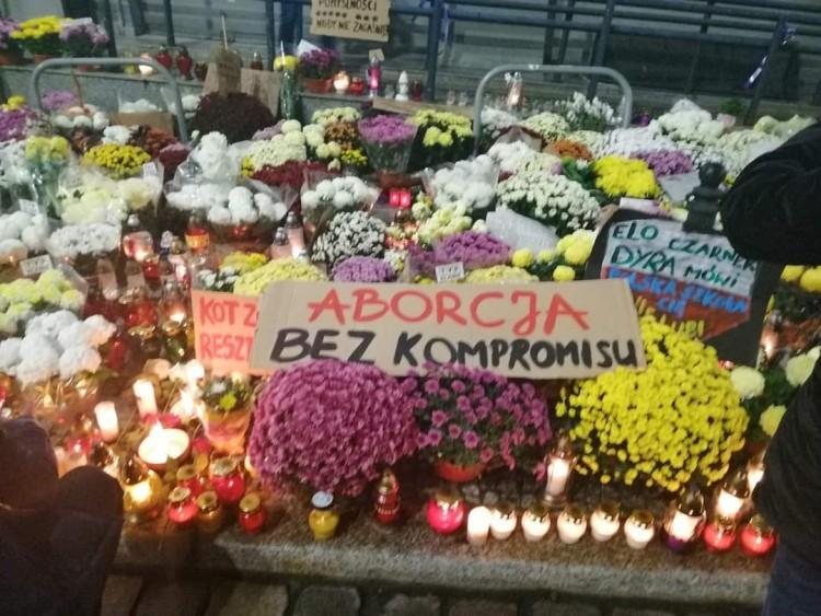 Dziesiąty antyrządowy protest we Wrocławiu. Zbiórki przed Dworcem Głównym i Magnolią
