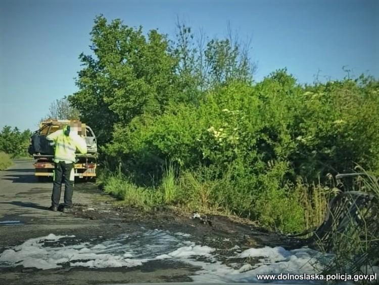 Pijany 50-latek wjechał autem w barierki mostu. Auto stanęło w płomieniach