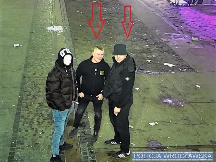 Wrocław: Bójka siedmiu mężczyzn w Pasażu Niepolda. Policja publikuje wizerunek sprawców