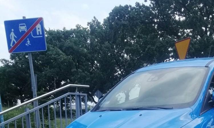 Wrocław: Ten kierowca znalazł sposób na brak miejsc parkingowych [ZDJĘCIA]