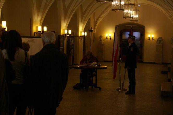 Cała księga zapisana kondolencjami