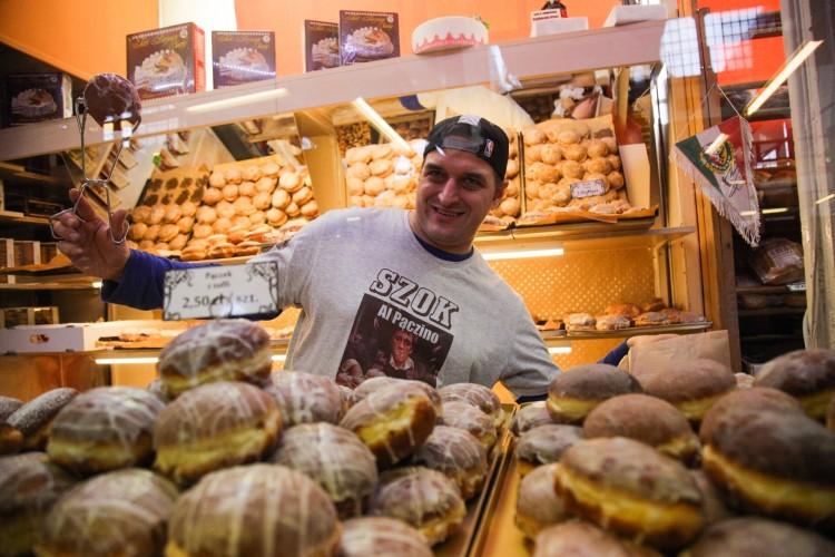 Gigantyczne kolejki do wrocławskich cukierni. W Tłusty Czwartek mało kto liczy kalorie [ZDJĘCIA]