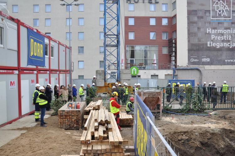 Za hotelem Campanile budują apartamentowiec [ZDJĘCIA, WIZUALIZACJE]