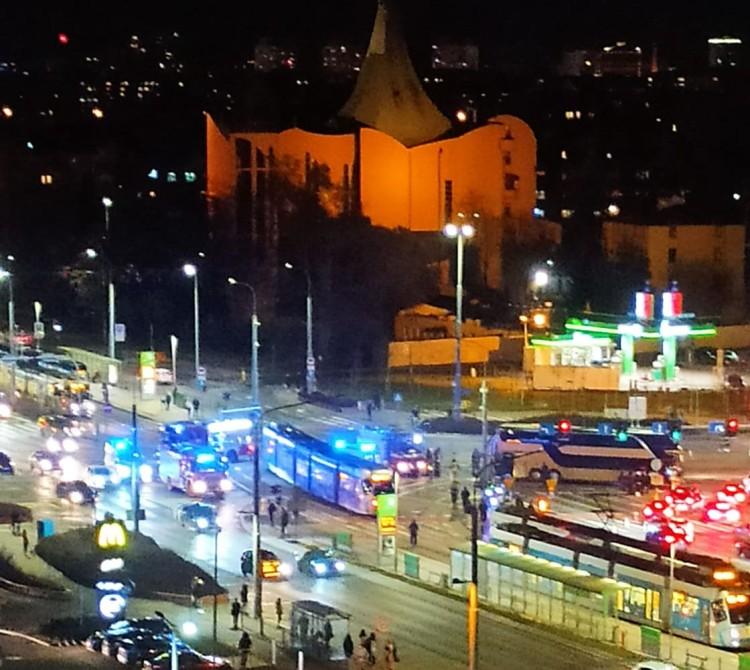 Wrocław: Wypadek tramwaju i autobusu. Duże skrzyżowanie zablokowane