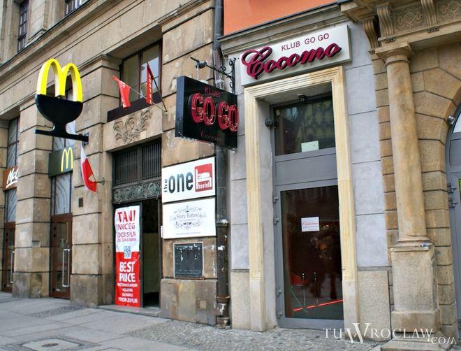 Przechadzają się po Rynku z niebieskimi parasolkami, namawiają ludzi do... 