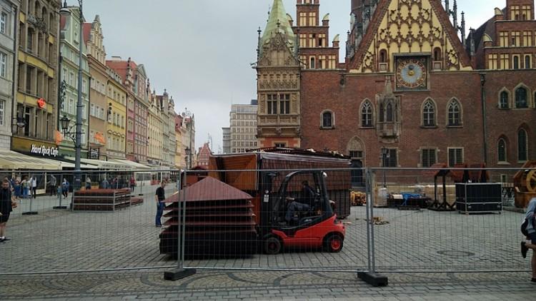 Ogrodzili pręgierz płotem. Co budują na Rynku? [ZDJĘCIA]