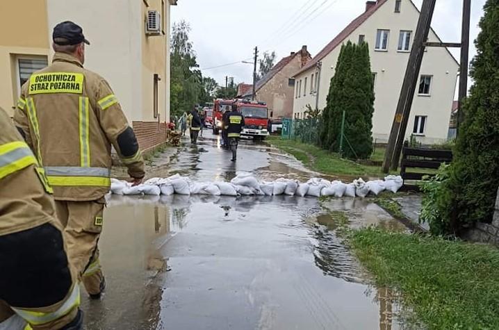 Pod Wrocławiem gwałtownie przybywa wody w rzekach. Jest stan ostrzegawczy