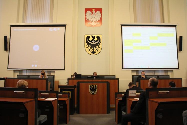 Sejmik domaga się większych pieniędzy dla Dolnego Śląska. Przeciwni radni PiS