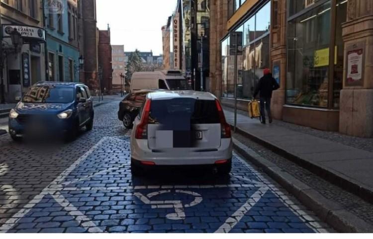 3600 zł mandatu dla właścicielki volvo. Zajmowała miejsce dla niepełnosprawnych [ZDJĘCIA]