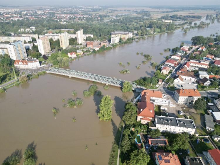 Fala kulminacyjna na Odrze w Oławie. Zdjęcia z lotu ptaka