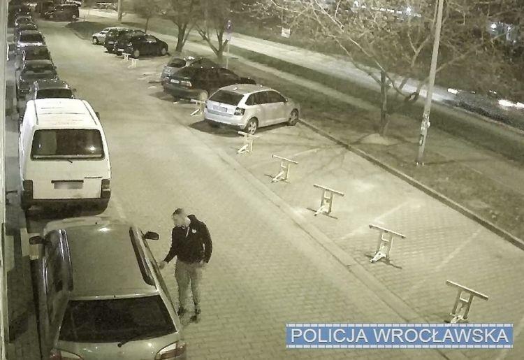 Są podejrzani o podpalanie samochodów. Poszukuje ich policja [ZDJĘCIA,WIDEO]