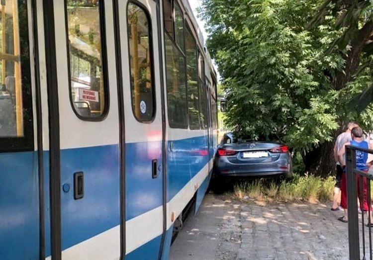 Samochód utknął między drzewem i tramwajem