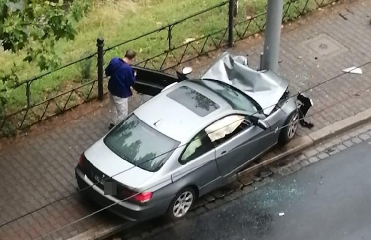 Wrocław: Pijany kierowca BMW rozbił auto na słupie. Może mówić o szczęściu