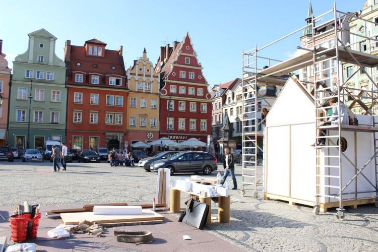 Dom z papieru stanął na placu Solnym