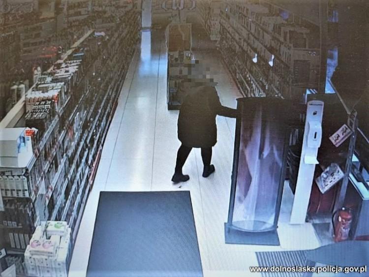 Seryjna złodziejka w Rossmannie. Zobacz, jaki miała sposób