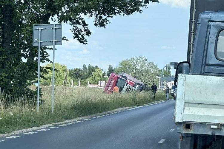 Wrocław: Tir w rowie przy wjeździe na AOW. Utrudnienia w ruchu