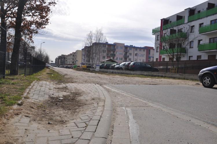 Deweloper wreszcie wyleje asfalt na polną drogę na Stabłowicach [ZDJĘCIA]
