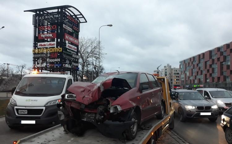 Groźny wypadek na Legnickiej. Samochód wjechał w przystanek [ZDJĘCIA]